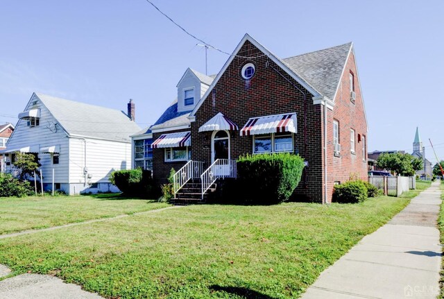 view of front of home featuring a front lawn