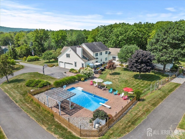 bird's eye view with a view of trees