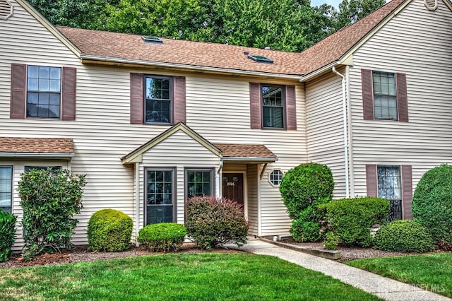 view of front of house featuring a front lawn