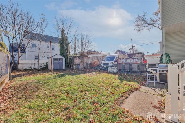 view of yard featuring a storage shed