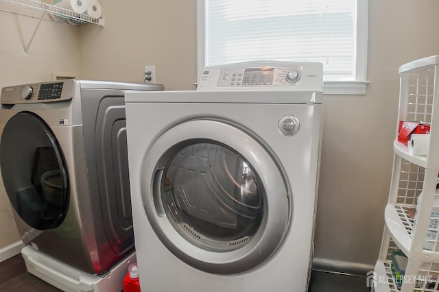 47 Bay Hill Blvd, Monroe, NJ 08831 - laundry room featuring washing machine and clothes dryer and baseboards
