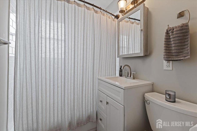 full bathroom featuring vanity, toilet, and curtained shower