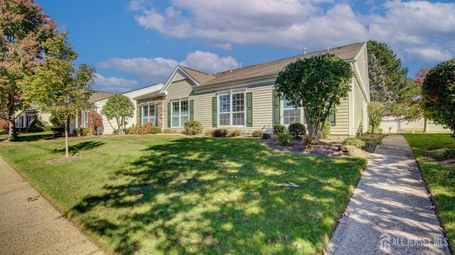 single story home with a front lawn