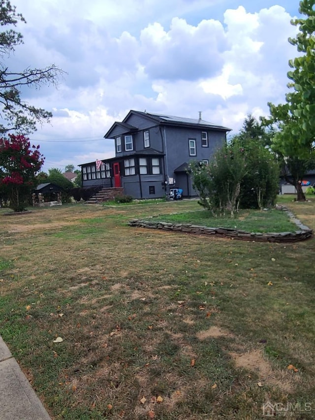 view of front facade with a front yard