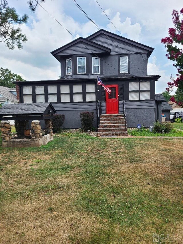 view of front facade featuring a front yard