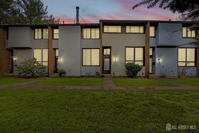 186 Hamilton Pl, East Windsor, NJ 08520 - multi unit property featuring a front yard