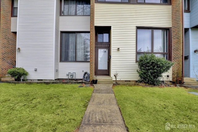 186 Hamilton Pl, East Windsor, NJ 08520 - entrance to property featuring crawl space and a yard