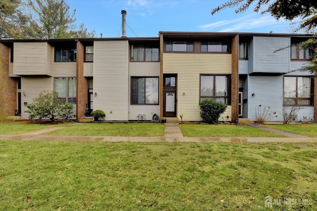 186 Hamilton Pl, East Windsor, NJ 08520 - townhome / multi-family property with a front yard and crawl space