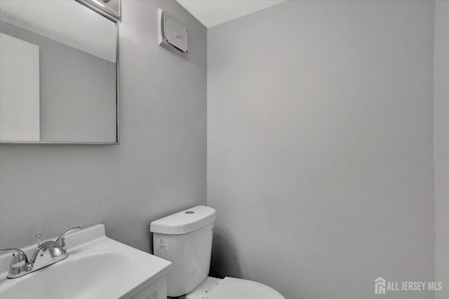 186 Hamilton Pl, East Windsor, NJ 08520 - half bath featuring toilet and vanity