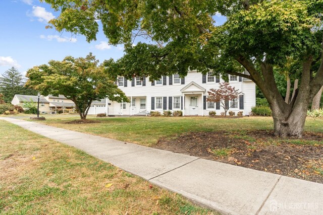 view of front facade featuring a front lawn