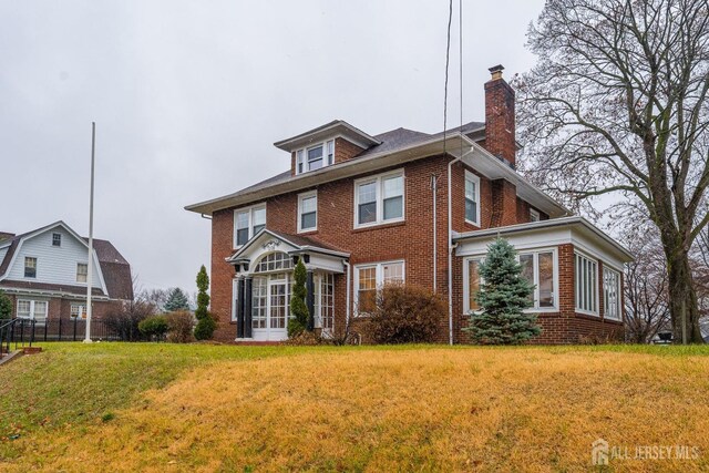 view of front of property featuring a front yard