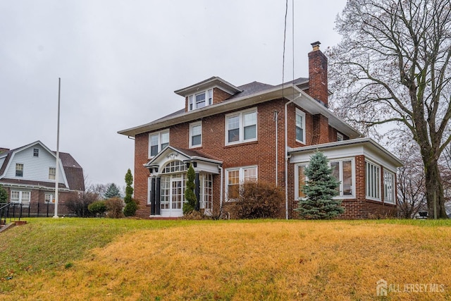 view of front of property featuring a front yard