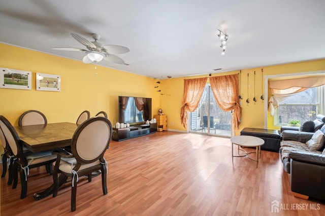 dining space featuring visible vents, light wood-style flooring, and a ceiling fan