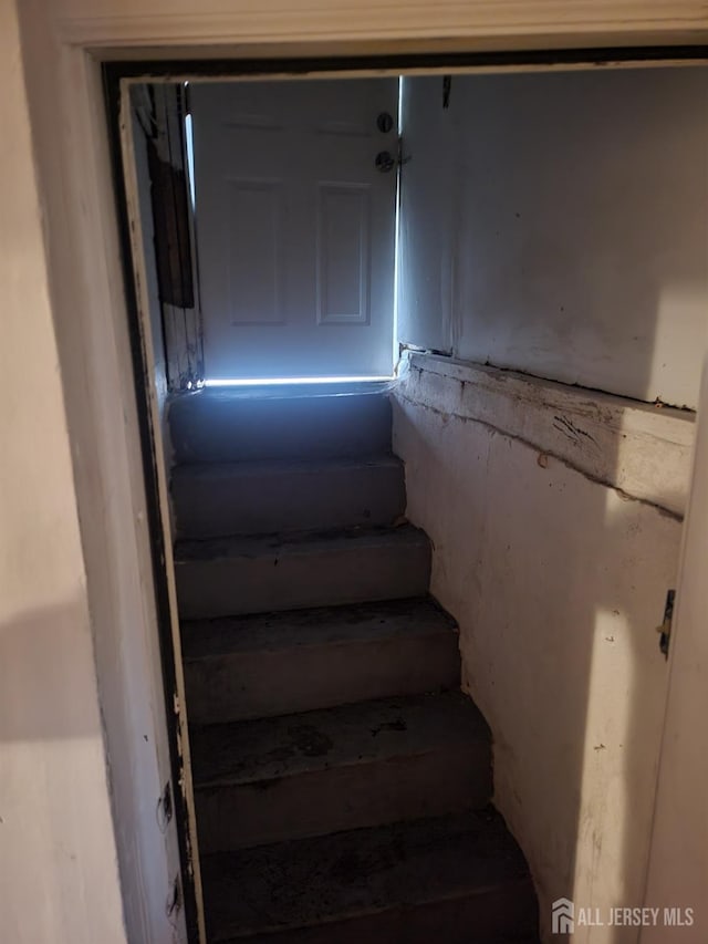 72 High St, Perth Amboy, NJ 08861 - view of staircase