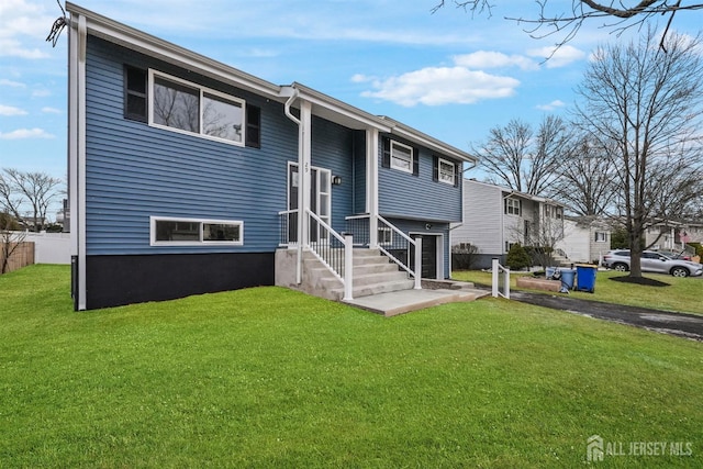 view of front of home featuring a front yard