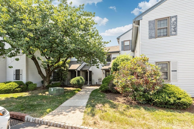 304 Woodbridge Commons Way, Iselin, NJ 08830 - view of front facade featuring a front lawn