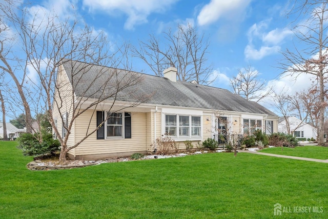 single story home featuring a front lawn