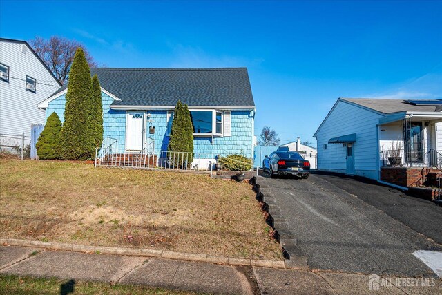 view of front facade featuring a front yard