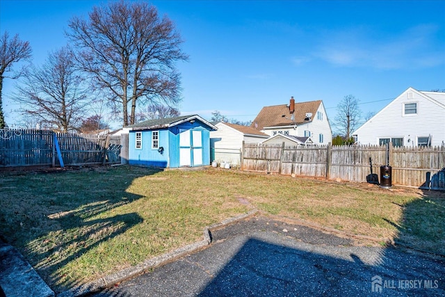 view of yard featuring a shed