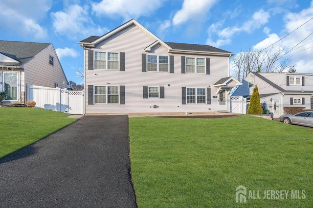 view of front facade featuring a front yard