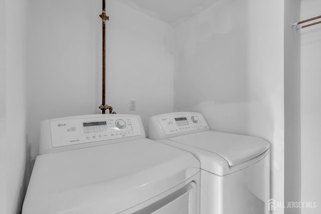 14 Ridgeview Rd, Jamesburg, NJ 08831 - washroom featuring washing machine and dryer