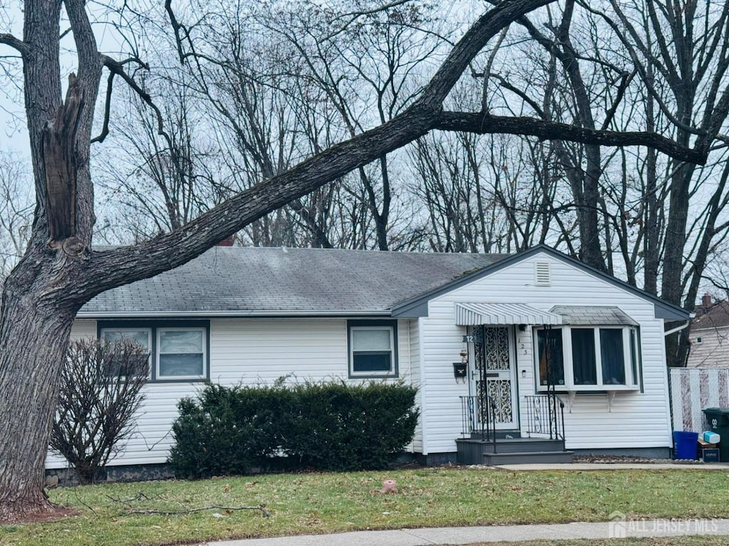 single story home with a front yard