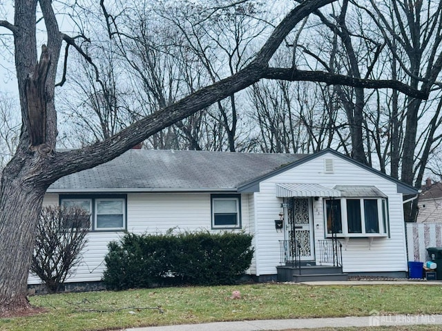 single story home with a front yard