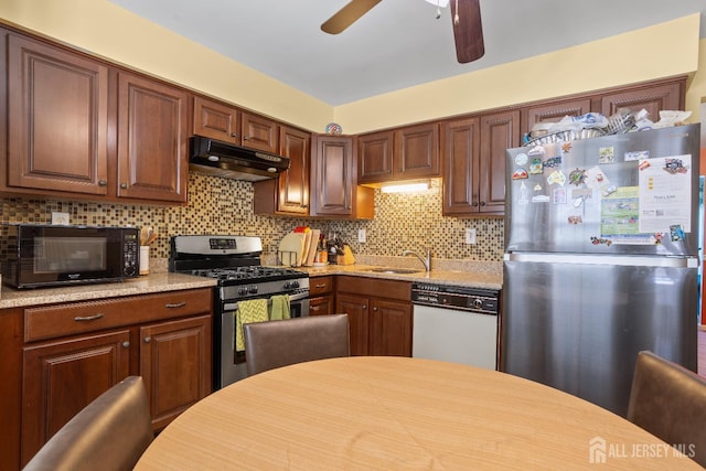 32 Astor Ct, Sayreville, NJ 08872 - kitchen featuring stainless steel appliances, under cabinet range hood, a ceiling fan, decorative backsplash, and a sink