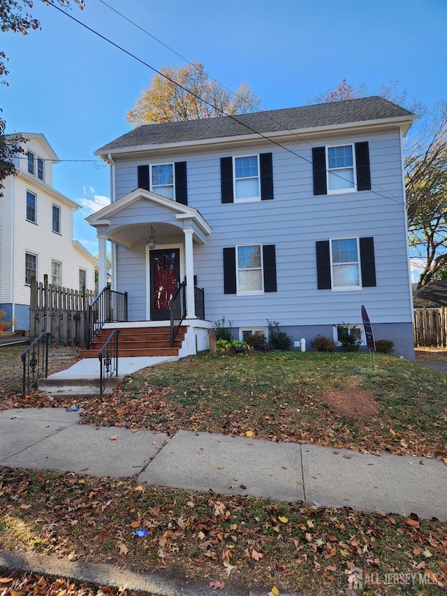 view of front facade featuring a front lawn