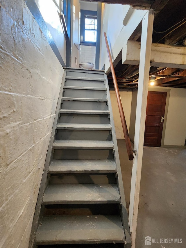 stairway featuring concrete flooring