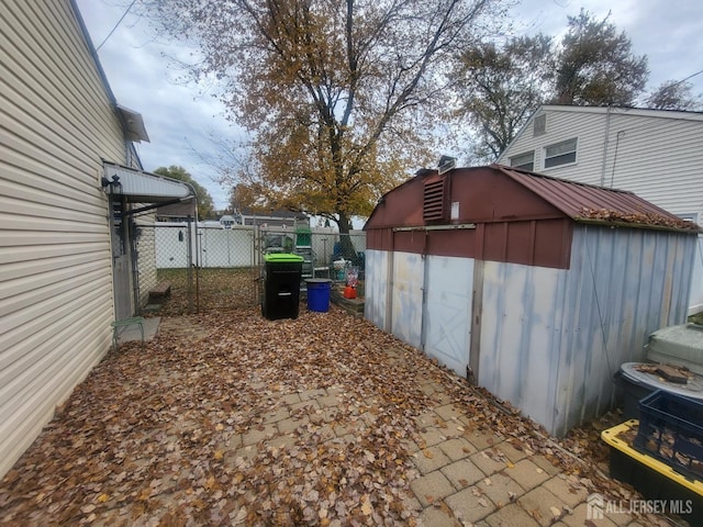 view of yard featuring a storage unit