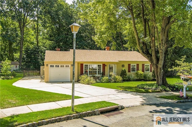 view of front of property featuring a front yard and a garage