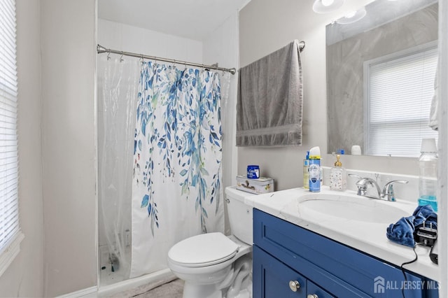 full bath with vanity, toilet, and a shower with curtain