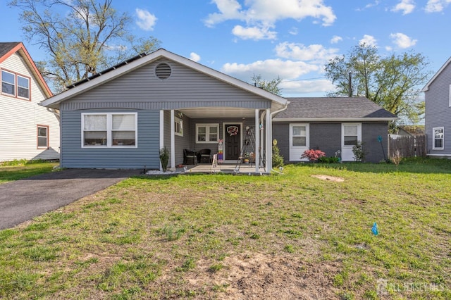 view of front of house featuring a front lawn