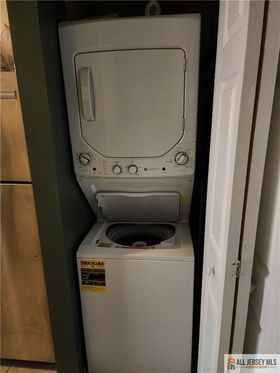 6232 Cedar Ct, South Brunswick, NJ 08852 - laundry room with stacked washer / drying machine