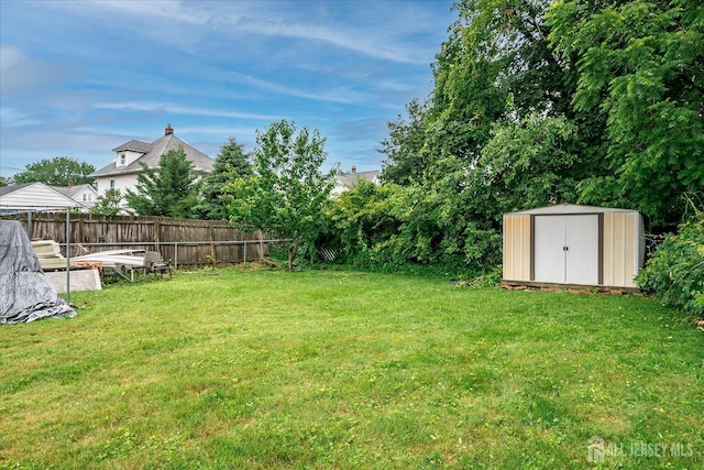 311 Prospect Ave, Dunellen, NJ 08812 - view of yard with a storage shed