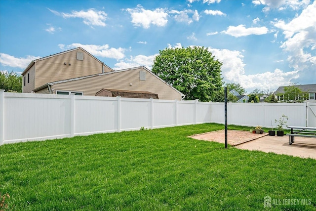 view of yard featuring a patio