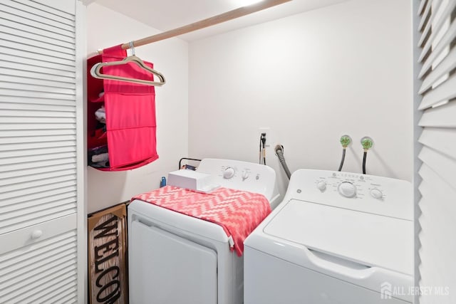 938 Thomas Ave, North Brunswick, NJ 08902 - washroom with washing machine and dryer