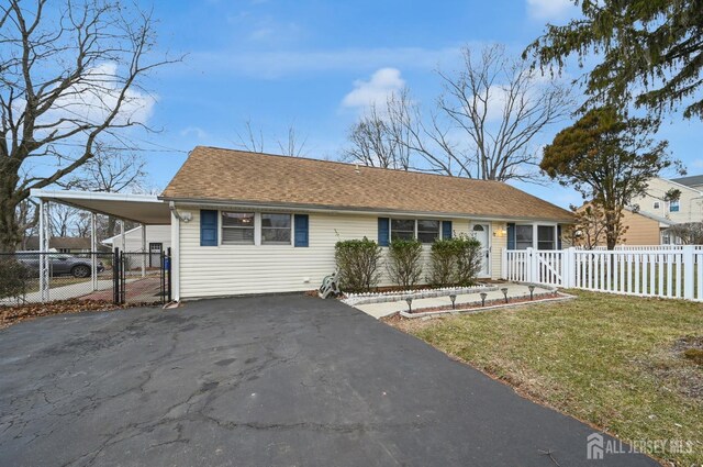 view of front of house featuring a front lawn and a carport