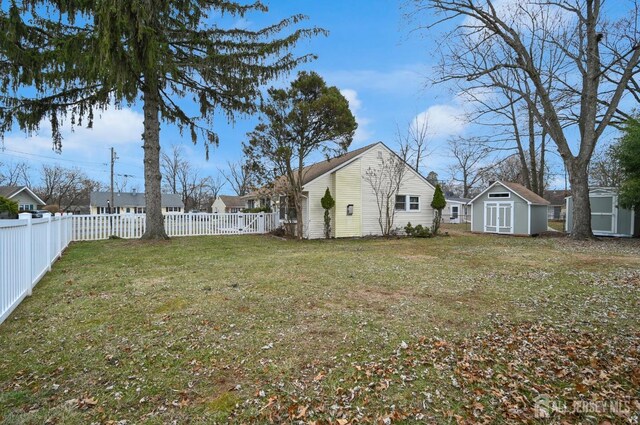 view of yard with a storage shed