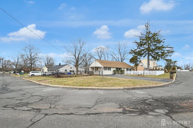 view of front of house featuring a front lawn