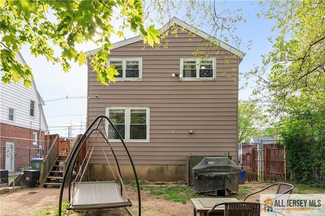 16 Lafayette Ave, Edison, NJ 08837 - back of property with fence