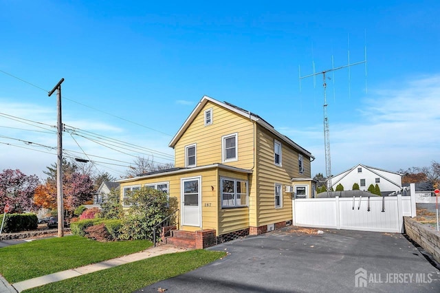 front of property featuring a front yard