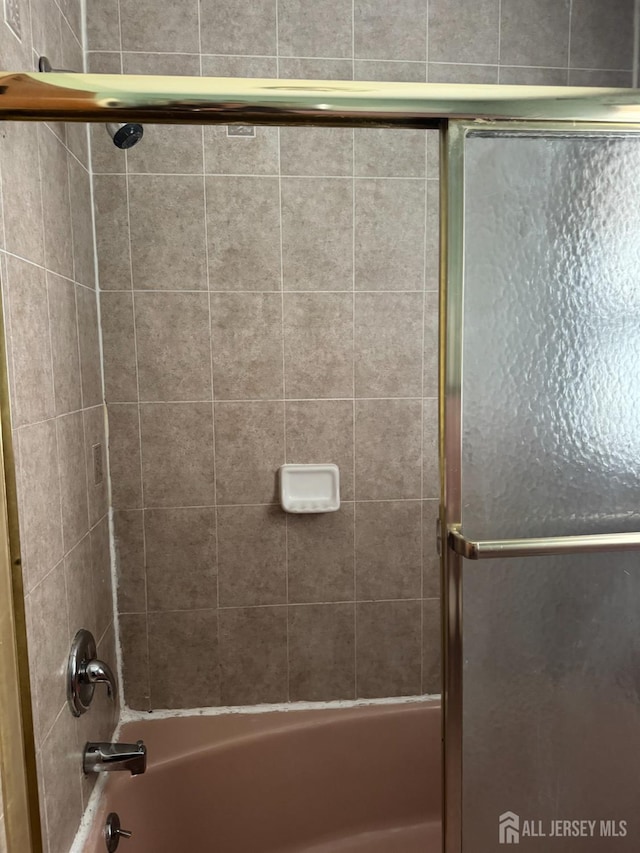 450 Brace Ave, Perth Amboy, NJ 08861 - full bath with enclosed tub / shower combo