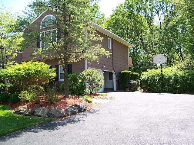 10 Margie Rd, East Brunswick, NJ 08816 - view of side of home with asphalt driveway