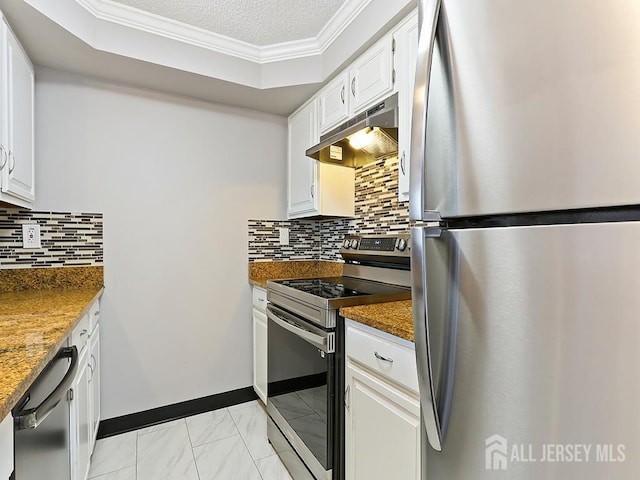 1010 Aspen Dr, Plainsboro, NJ 08536 - kitchen with appliances with stainless steel finishes, under cabinet range hood, crown molding, decorative backsplash, and white cabinetry