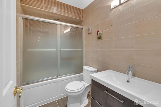 20 Sassafras Ct, North Brunswick, NJ 08902 - full bathroom featuring tile walls, enclosed tub / shower combo, toilet, and vanity