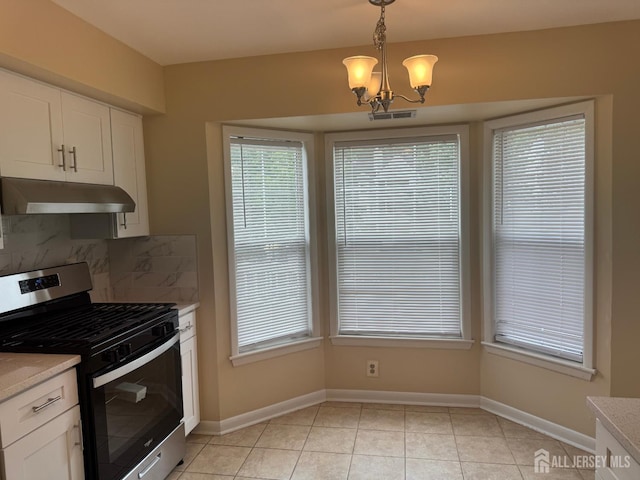 112 Biscayne Ct Unit 8, West Windsor, NJ 08540 - kitchen with stainless steel range with gas stovetop, under cabinet range hood, tasteful backsplash, a chandelier, and light tile patterned flooring