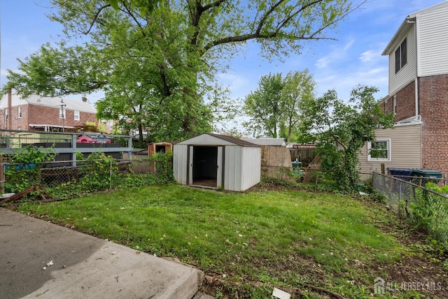 678 Bingle St, Perth Amboy, NJ 08861 - view of yard