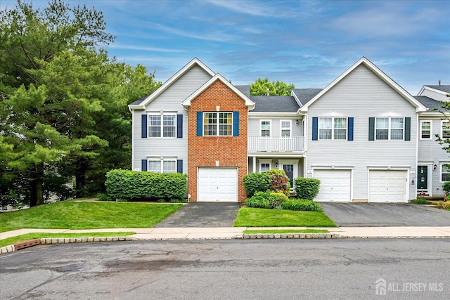 7 Cambridge Ct, East Brunswick, NJ 08816 - view of front of property featuring driveway, a garage, and a front yard